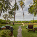 Alam Anda Ocean Front Resort & Spa - Doppelbungalow Ambu Ambu, Sonnenliegen