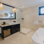 Batu Karang Lembongan Resort - Junior Suite/Badezimmer