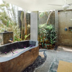 Batu Karang Lembongan Resort, Double Room (Frangipani)/Badezimmer