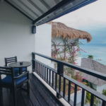 Batu Karang Lembongan Resort - Junior Suite/Balkon mit Sitzgruppe