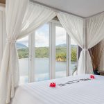 Lembeh Resort - Cliffside Villa, Schlafzimmer mit Meerblick