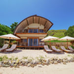 Komodo Resort - Grand View/Beach Suite, Sonnenschirme und Liegen