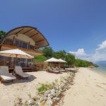Komodo Resort - Grand View/Beach Suite, Sonnenschirme und Liegen