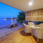 Komodo Resort - Grand Beach Suite, Terrasse und Sitzgruppe