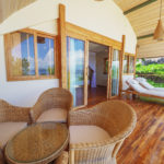 Komodo Resort - Grand View Suite, Sitzgruppe und Sonnenliegen